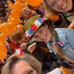 burgemeester voorzitter en kinderburgemeester Petra Doornenbal Sanne van de Brink Liesbeth Neven oranjevereniging renswoude aubade oranjefestival